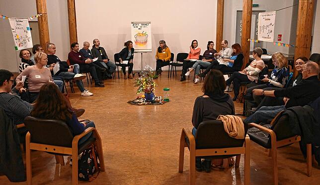 Die Teilnehmer kommen für die erste öffentliche Projektschmiede des Landratsamts Bodenseekreis in der Alten Fabrik in Mühlhofen zusammen.
