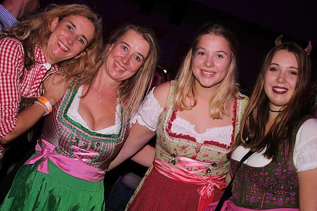 Bild 27: 1400 Gäste feiern die Halloweennacht in Tracht mit der Band Allgäu Power