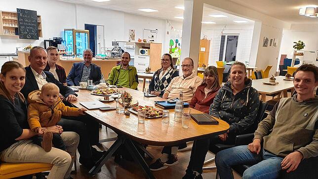 Sie ziehen eine positive Bilanz des Projekts „Digitale Schule im Quartier“ (von links): Lotte Tröger mit Söhnchen Elias, ...