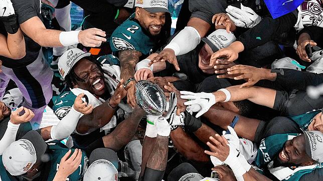 Spieler der Philadelphia Eagles feiern mit der Vince Lombardi Trophy nach dem Super-Bowl-Sieg.