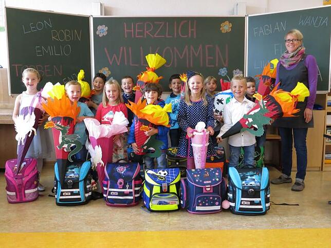 Elf Abc-Schützen wurden gestern in die Grundschule Denkingen eingeschult. Ihre Lehrerin ist Kerstin Droxner. Auf dem Bild von links: ...