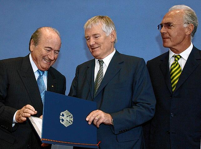 Franz Beckenbauer und das Sommermärchen: Als Chef des Bewerbungskomitees ist er maßgeblich daran beteiligt, die ...