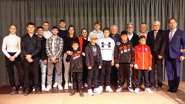 Gruppenbild mit den Geehrten (von links): Mathilda Abert, Tom Stoll, Georgios Scarpello, Max Glok, Dario Dittrich, Lukas Ring, Chiara ...