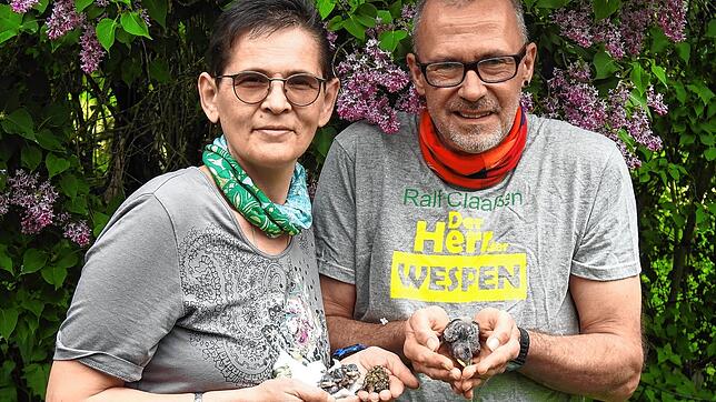 Ellen und Ralf Claaßen von der Villinger Vogelstation mit einigen ihrer Schützlinge. Seit 15 Jahren kümmern sich die beiden ehrenamtlich ...