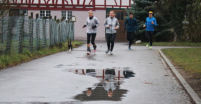 Mit Sport und Spaß ins neue Jahr: Beim Silvesterlauf in Uhldingen-Mühlhofen wird keine Zeit genommen. Man möchte in der Geimeinschaft ...