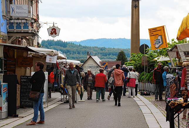 Der erste Stockacher Krämermarkt in diesem Jahr lockte nicht nur viele Verkäufer, sondern auch Kunden in die Hauptstraße