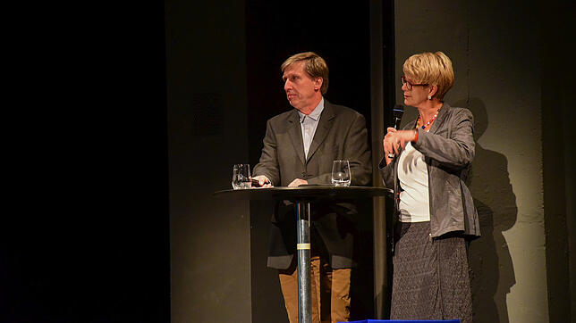 Die SÜDKURIER-Redakteure Eberhard Stadler und Claudia Hoffmann (von links) befragen die OB-Kandidaten zu ihren Standpunkten.