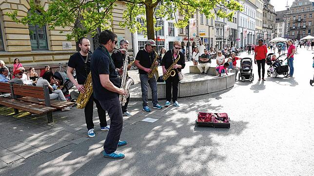 (Symbolbild) Straßenmusik auf der Marktstätte erfreut meist viele Passanten – doch in diesem Fall fühlt sich offenbar ein ...