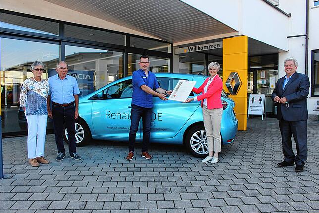 Große Freude bei Roswitha, Helmut und Michael Gitschier (von links), als Gebietsleiter Herbert Offinger (rechts) und Vertriebsdirektorin ...