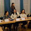 Die Schülerinnen lernen Vokabeln (von links): Nhat Linh Vu, The Thu Le, Miriam Ann Hüttl, Lam Ngo Thi My, Phi Nhung Nguyen, My Linh Duong.