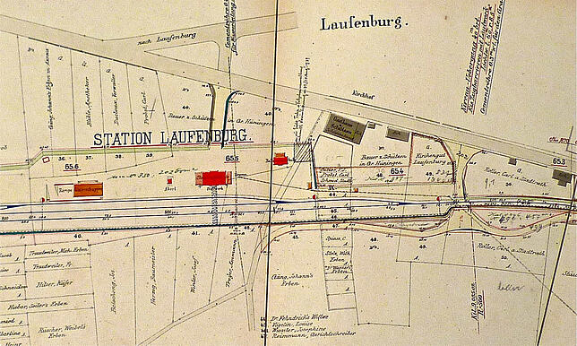 Gemäß Situationsplan wurde die Schweizer Station Laufenburg 1892 mit einem Bahnhof, einer Güterhalle und etwas abseits, einem Abort ...