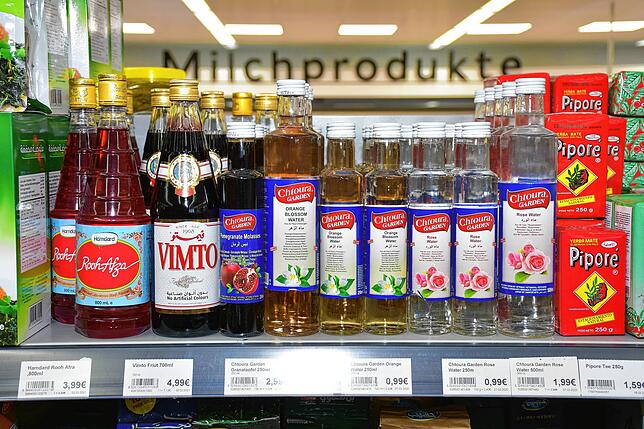 Getränke und Wasser, die von den Kunden des Supermarkt Atmaca nachgefragt werden (von links): Rooh Afza (eine indische Kräuterlimonade), ...