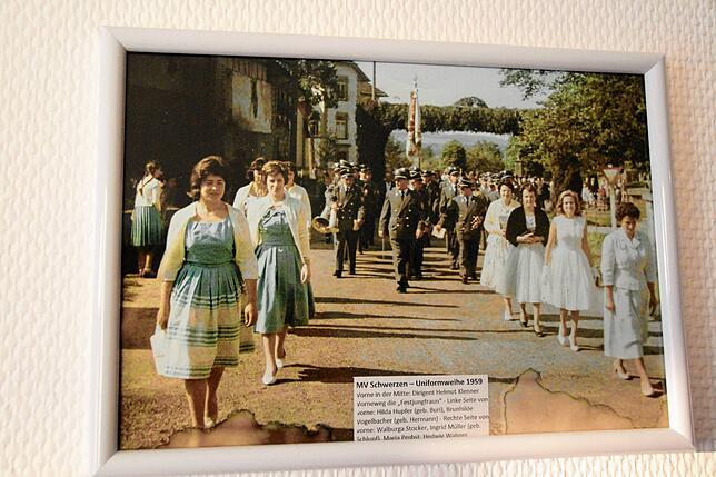 Sogenannte Festjungfern hatten den Musikverein Schwerzen anlässlich der Uniformweihe 1959 angeführt.