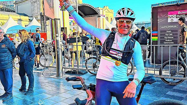 Sichtlich zufrieden nach dem erfolgreichen Rennen in Belgien: der frisch gebackene Gravelbike-Weltmeister Wilfried Straub. Bild: Beatrix ...