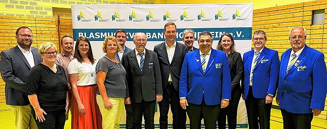 Das Gruppenfoto zeigt das Präsidium des Blasmusikverbands Hochrhein mit dem Präsidenten Felix Schreiner (Mitte) und den Gästen des ...