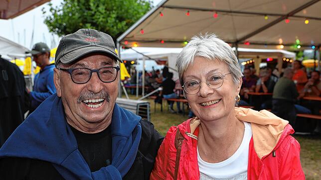 Bild : Endlich wieder Hafenfest! Trotz Wetterumschwung ist die Stimmung am ersten Tag hervorragend