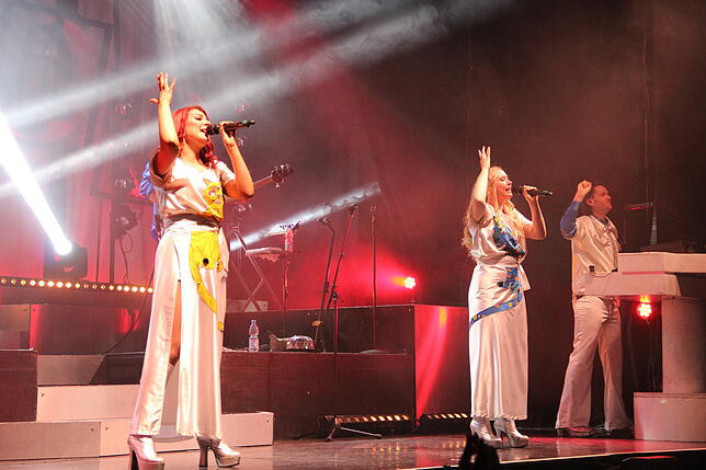 Abba im Gloria Theater. Am Samstagabend traten Annie Harding als Agnetha, Tegan Jones als Frida, Adam Fletcher als Benny, Will Tierney ...