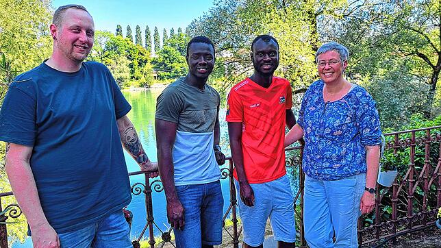 Ebrima Gibba (Zweiter v. l.) und Lamin Sanyang (Zweiter v. r.) aus Gambia haben bereits einige Hürden genommen, um in Deutschland leben ...