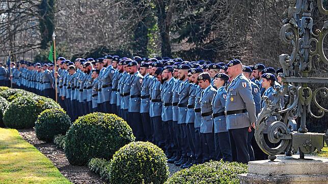 Soldaten des Jägerbataillons 292 beim Kommandowechsel im Frühjahr im Schlosspark. Hier merkt man nichts von einer Zunahme an Rekruten.