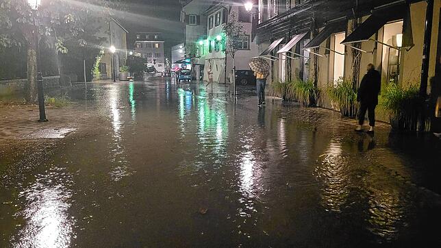 Bild : Starkregen setzt Überlingen unter Wasser