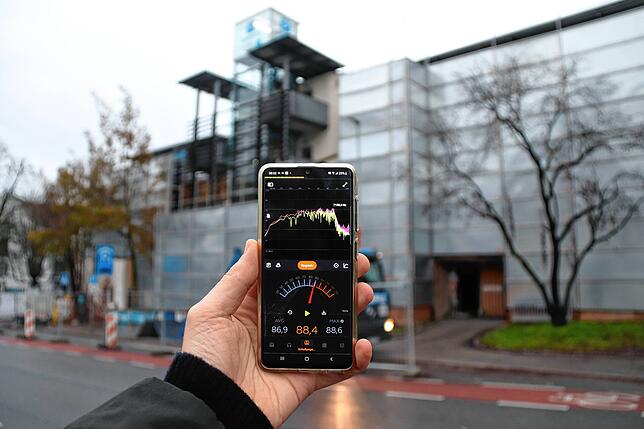 88 Dezibel lassen sich direkt vor dem Parkhaus messen.