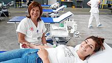 Monika Ebner vom Deutschen Roten Kreuz nimmt der Spenderin Lisa-Maria Sciangola in der Franke-Halle in Bad Säckingen Blut ab. Foto: ...