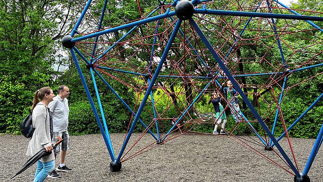 Familie Straubinger aus Offenburg verbringt die Ferien in Bad Dürrheim. Die Kinder toben auf dem Spielplatz im Kurpark, während die ...