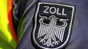 Der Zoll Konstanz hat einen Mann gestoppt, der seinen teuren Sportwagen unangemeldet nach Deutschland einfahren wollte.