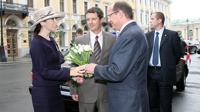 Moskaus feinste Adresse: Prinzessin Mary (links) und Kronprinz Frederik von Dänemark (Bildmitte) werden von Direktor Thomas Noll am ...
