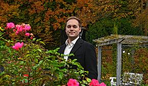 Der 30-jährige Marlon Kollmann lässt sich im Fernsehen auf eine „Hochzeit auf den ersten Blick“ ein. Hier steht er im Rosengarten des ...
