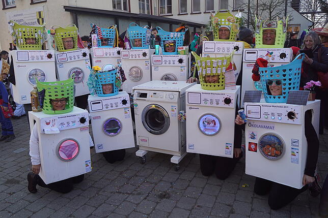Eine Schnurrgruppe aus Dettingen zieht als Waschmaschinen des Konstanzer Waschsalons durch die Straßen.