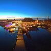 Auch in der Vorweihnachtszeit bieten die Bodensee-Schiffsbetriebe normalerweise Fahrten an. Hier ein Blick aufs beleuchtete Konstanz 2017.