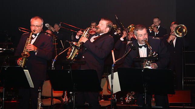 Die Bigband der Bundeswehr begeisterte bei einem Benefizkonzert in der Wehrer Seebodenhalle das Publikum.