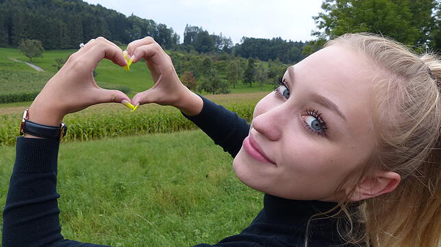 Ein Herz aus Äpfeln soll auf dem Feld im herzigen Ausschnitt gelegt werden, hier präsentiert von Liza-Marie Schumacher, Auszubildende ...
