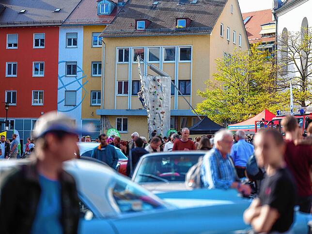 Auf dem Adenauerplatz steht sogar eine Kletterwand.