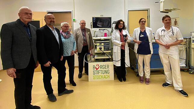 Bei der Übergabe des Geräts (von links): Willi Zöller, Wolfgang Kammerlander und Karin Bacher von der Bürgerstiftung, ...