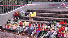 Die Menschen in Rheinfelden legen Blumen ab, um dem Verstorbenen zu gedenken. Hier ein Bild vom vergangenen Donnerstag.