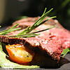 Einfach in der Zubereitung und einfach köstlich: Flankbeef vom Grill, das außer Knoblauch und Rosmarin keinerlei Zutaten benötigt und ...