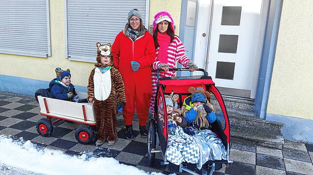 Bei strahlendem Sonnenschein und klirrender Kälte machen diese beiden Mütter mit ihren Kindern Fasnacht, von links Emilio, Luis und ...