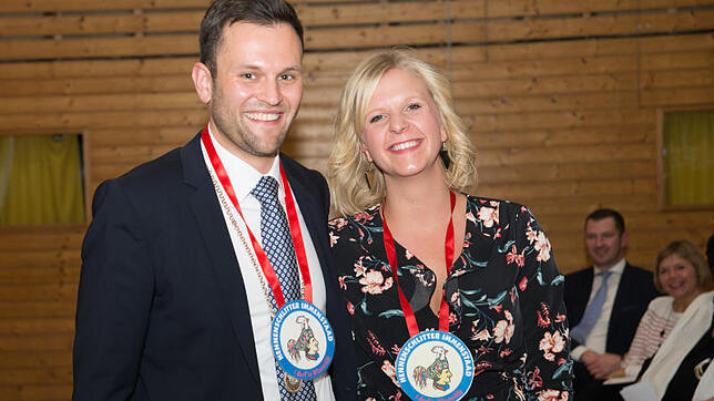 Die begehrte Plakette zum Zugang in den Winzerkär am Schmotzigen Dunschtig bekamen Johannes Henne und Emma Heinz von Narrenvater Hoss.
