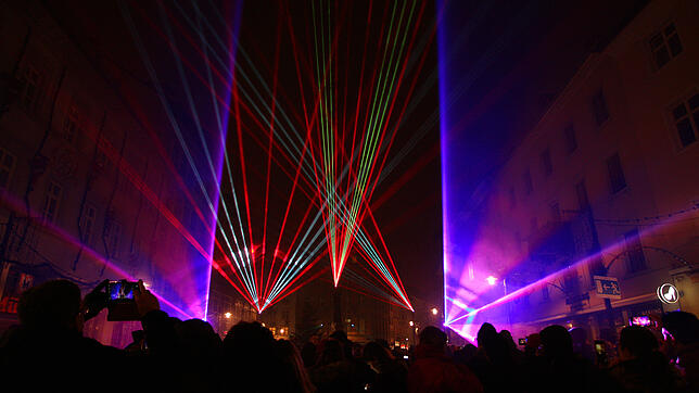 Besucherandrang herrschte bei der Premiere der Silvester-Lasershow auf der Konstanzer Marktstätte (Foto) und dem Münsterplatz.