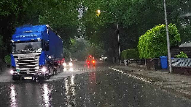 Heftigen Regen bringt ein Sommergewitter am 21. Juni. Hier eine Szene auf der Waldshuter Straße in Bad Säckingen. Ansonsten war der ...