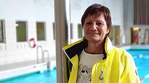 (Archivbild) Ihr Verein kann weiter im Hallenbad am Seerhein trainieren: Ursula Klaußner, Vorsitzende des Schwimmklub Sparta, verfolgt ...