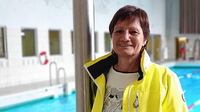 (Archivbild) Ihr Verein kann weiter im Hallenbad am Seerhein trainieren: Ursula Klaußner, Vorsitzende des Schwimmklub Sparta, verfolgt ...
