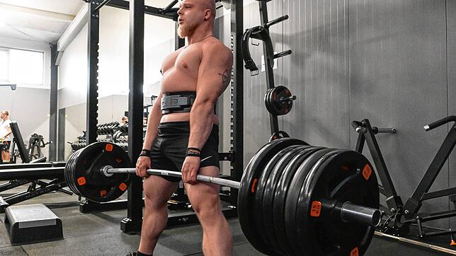 Bei einem Gewicht von über 200 Kilo biegt sich sogar die zehn Kilo schwere Hantelstange.