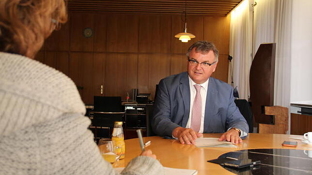 Im seinem Amtszimmer gibt Andreas Brand, Oberbürgermeister der Stadt Friedrichshafen, SÜDKURIER-Lokalchefin Kerstin Mommsen ein Interview.