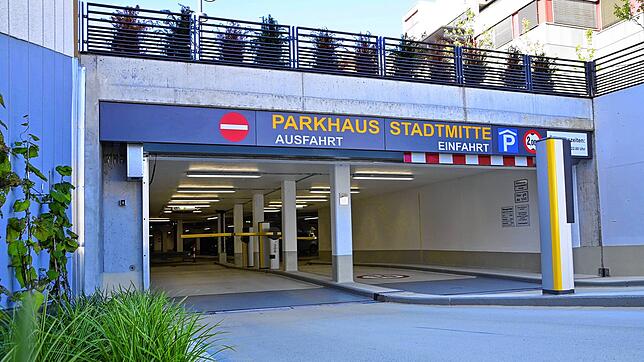 Das Parkhaus Stadtmitte, hier die Einfahrt, wird ab Ende September für rund sechs Wochen gesperrt. Erst im Mai ist die Parkgarage nach ...