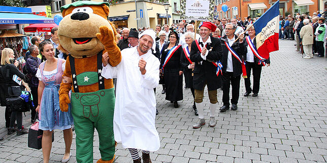 Mit lautem &bdquo;Ho Narro&ldquo; und im Hemdglonker-Häs führte Oktoberfest-Wirt Hans Fetscher den Tross an. Hinter ihm die Jakobiner. ...