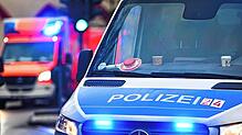 Ein Polizeiauto und ein Rettungswagen mit Blaulicht im Einsatz. (Symbolbild)