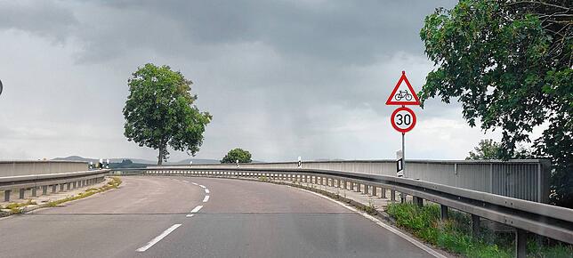Und auf der Brücke geht es abermals runter auf 30 km/h.